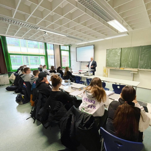 Schulbesuch im Wirtschaftsgymnasium in Geislingen